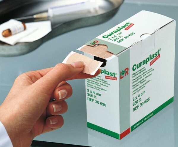 Curaplast Sensitive obliži (2 x 4 cm), 250 obližev Curaplast Sensitive obliži (2 x 4 cm), 250 obližev